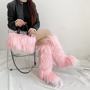 Bottes de neige en fausse fourrure rose et ensemble sac à main assorti au style punk