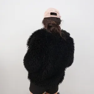 Vista trasera detallada que muestra la textura de una chaqueta corta de pelo sintético