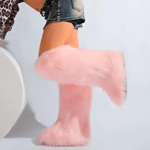 Vue détaillée de côté des bottes de neige roses en fausse fourrure pour femmes