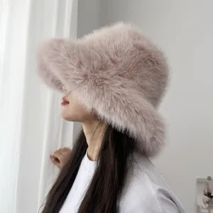 Gros plan d'un bob en fausse fourrure de renard avec bord extra-large rose doux