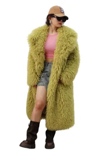 Détail d'un long manteau vert en fausse fourrure à texture épaisse et douce