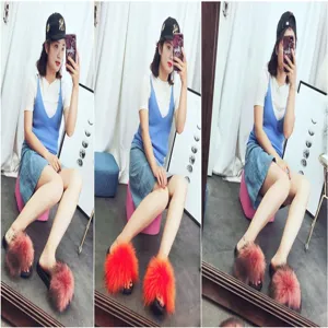 Dettaglio di pantofole piatte in pelliccia nei colori rosa e arancione acceso