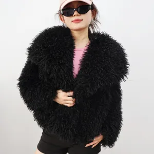 Chaqueta corta de piel sintética negra de pelo largo en modelo para el invierno