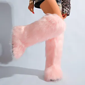 Détail des bottes montantes en fausse fourrure rose avec une texture longue et pelucheuse
