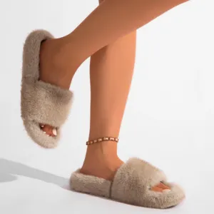 Vue détaillée de chaussons élégants en fausse fourrure de vison kaki à texture pelucheuse