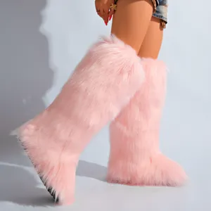 Vue détaillée des bottes de neige roses en fausse fourrure de renard pour l'hiver