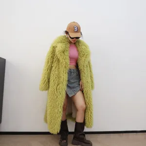 Vue détaillée d'un long manteau en fausse fourrure vert citron élégant à texture bouclée