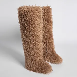 Vista detallada de botas de piel sintética de cordero tibetano de 72 cm de largo