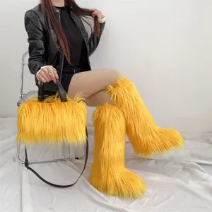 Bottes montantes en fausse fourrure jaune vif et sac à main assorti style punk.