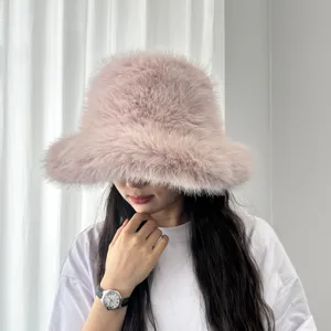 Vue détaillée d'un bob en fausse fourrure de renard rose poudré avec texture peluche