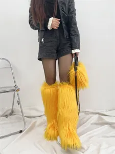 Jambières en fausse fourrure jaune vif et sac à main duveteux assorti pour un look punk y2k