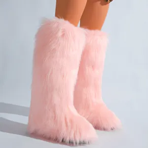 Vue détaillée de bottes de neige en fausse fourrure rose montantes