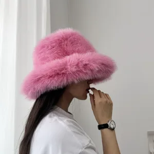 Détail d'un bob en fausse fourrure de renard rose à larges bords pour l'automne-hiver.