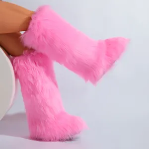 Vue rapprochée de la texture douce des bottes de neige roses en fausse fourrure