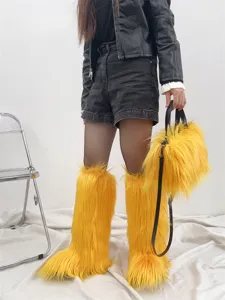 Modèle portant des bottes en fausse fourrure jaune vif et un sac assorti style punk