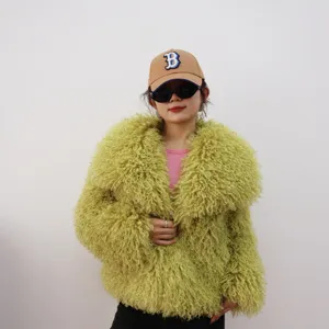 Detalle de chaqueta de piel sintética rizada verde lima en modelo con estilo callejero