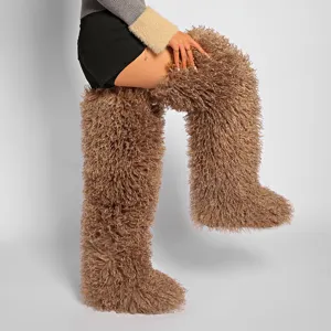 Vista detallada de las botas por encima de la rodilla de 72 cm en piel sintética