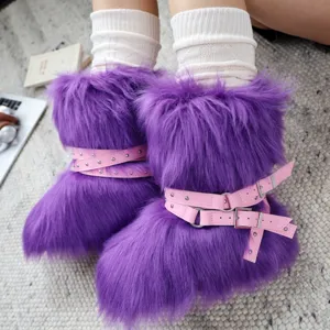 Stivali Y2K in ecopelliccia viola con cinturini rosa borchiati e suola platform moda