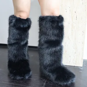 Détail de jambières en fausse fourrure noire style Y2K portées par un mannequin.
