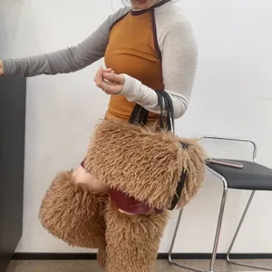 Vista dettagliata di una grande borsa tote in ecopelliccia marrone portata da modella.