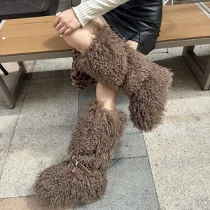 Détail rapproché de bottes en fausse fourrure mongole frisée marron à boucles