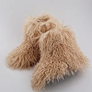 Gros plan sur la fourrure de mouton synthétique bouclée des bottes de neige chaudes pour enfants.