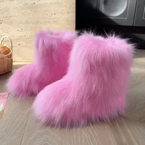 Detailaufnahme von leuchtend rosa Schneestiefeln aus Kunstpelz für Kinder Winterschuhe