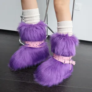 Primo piano di stivali in finta pelliccia viola Y2K con cinturini rosa con borchie.