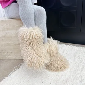 Vue détaillée de bottes en fausse fourrure pelucheuse pour enfants dans une maison