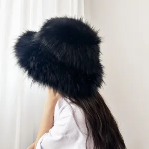 Rückansicht eines schwarzen Kunstfuchspelz-Winterhutes mit übergroßer Krempe für Damen