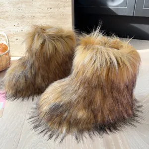 Detailansicht warmer Kinder-Schneestiefel aus Kunstpelz auf einem hellem Holzboden