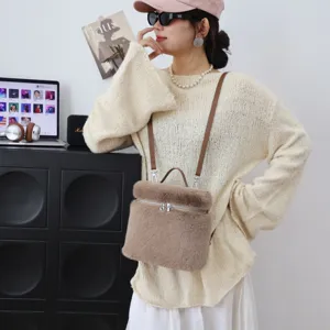 Detailansicht einer weichen Kunstpelz-Schultertasche in einem Lifestyle-Ambiente