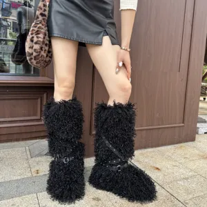 Vue détaillée de bottes en fausse fourrure noire avec sangles à rivets punk chic