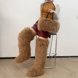 Modella con stivali in ecopelliccia color cammello e borsa tote in peluche coordinata