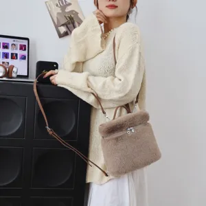 Schicke und süße Handtasche sowie Rucksack aus Nerzimitat für Damen in Taupe-Braun Finish