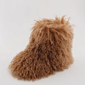 Vue détaillée d'une botte de neige pour enfant en fausse fourrure marron à boucles