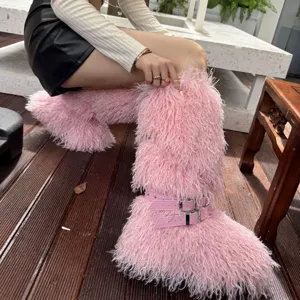 Détail de bottes en fausse fourrure rose avec boucles punk, style urbain d'hiver chic