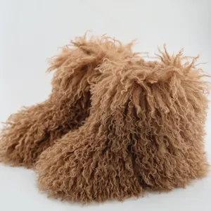 Détail de la fourrure d'agneau synthétique frisée sur des bottes de neige pour enfants