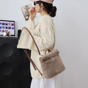 Seitenansicht eines Modells mit braunem Nerzimitat-Rucksack und cremefarbenem Strickpullover