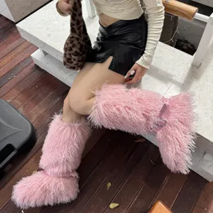 Vue détaillée de bottes de neige roses en fausse fourrure avec brides à rivets de style punk