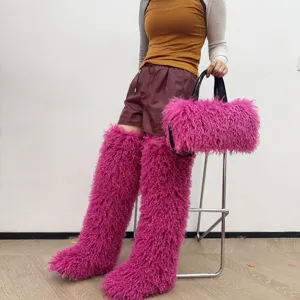 Vista dettagliata della borsa tote in peluche rosa shaggy in finta pelle di pecora con modella