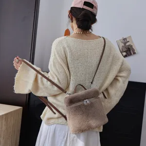 Rückansicht eines weiblichen Modells mit einem weichen braunen Kunstfell-Rucksack im Casual-Stil