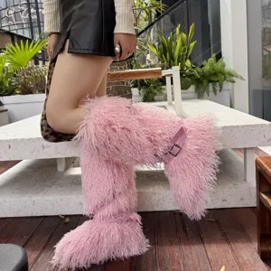 Gros plan de bottes de neige roses en laine d'agneau synthétique avec brides à rivets élégantes