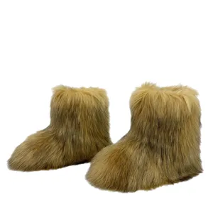 Gemütliche braune Kinderstiefel aus Kunstpelz, warme Winterschuhe im Pelz-Design.