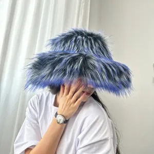 Detailansicht eines luxuriösen Fischerhuts aus Kunstfuchspelz mit voluminöser Textur