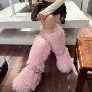 Vue détaillée des bottes en fausse fourrure rose avec des sangles à boucles style punk