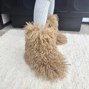 Gros plan sur des bottes en fausse fourrure bouclée pour enfants, chaudes et douces