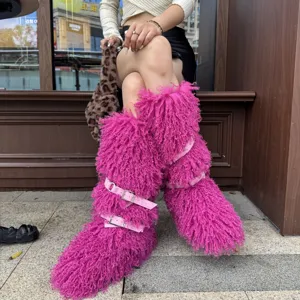 Vue détaillée de bottes de neige roses en fausse fourrure avec boucles style punk.