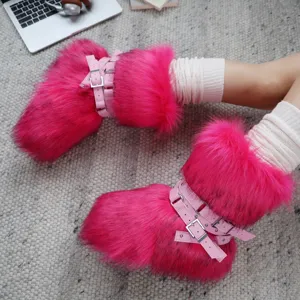 Vista dettagliata degli stivali in pelliccia rosa Y2K con cinturini in stile punk