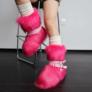Dettaglio degli stivali in pelliccia sintetica rosa punk Y2K con cinturini e fibbie.